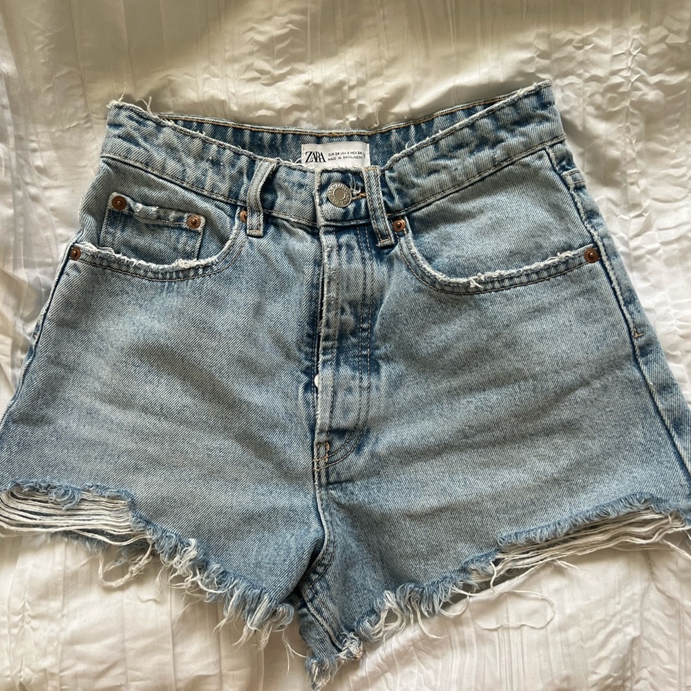 ZARA HIGH WAISTED DISTRESSED SHORT